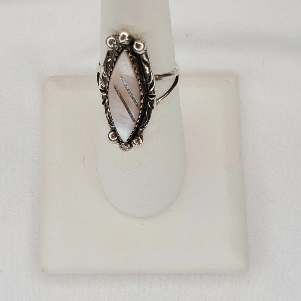 Vintage Ring Southwestern Sterling Silver Mother of Pearl Etched Size 6.75 4.6g‎